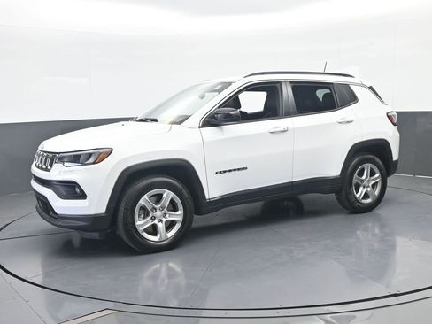 Used 2023 Jeep Compass Latitude AWD/4WD image 2