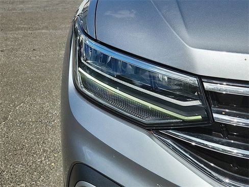 Certified 2022 Volkswagen Tiguan SE image 9