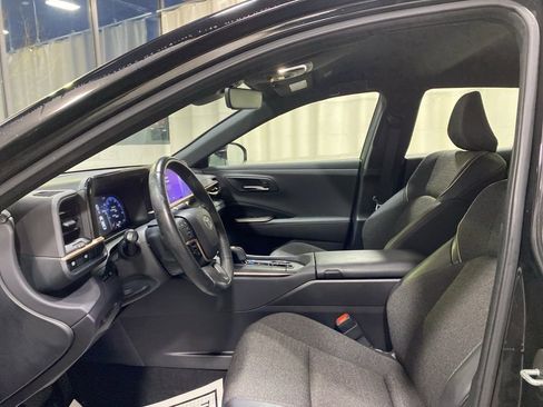 Used 2023 Toyota Crown XLE image 2