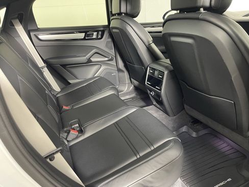 Certified 2023 Porsche Cayenne Platinum Edition image 22