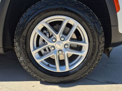 Used 2023 Jeep Grand Cherokee Laredo X image 11