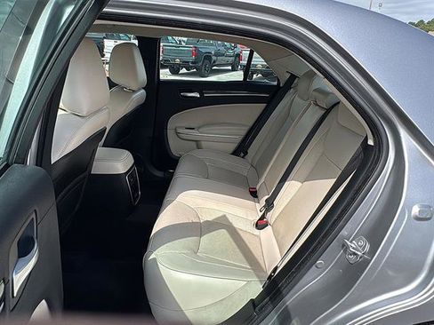 Used 2018 Chrysler 300 Limited RWD image 17