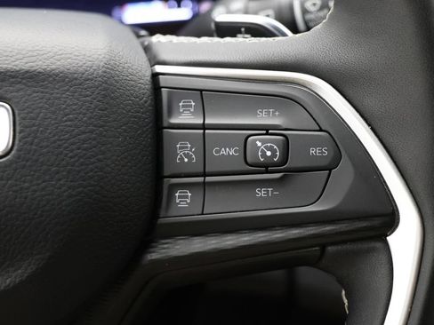 Used 2025 Jeep Grand Cherokee Altitude AWD/4WD image 19