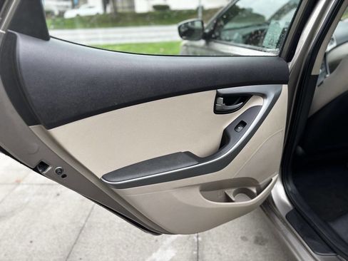 Used 2015 Hyundai Elantra SE FWD image 12