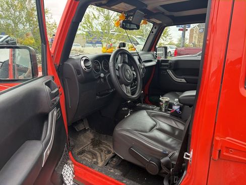 Used 2015 Jeep Wrangler Unlimited Sahara w/ Connectivity Group AWD/4WD image 9
