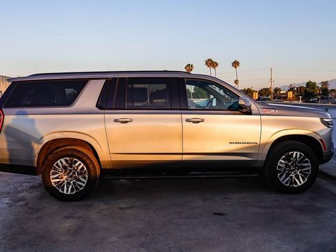 Used 2025 Chevrolet Suburban Z71 AWD/4WD image 13