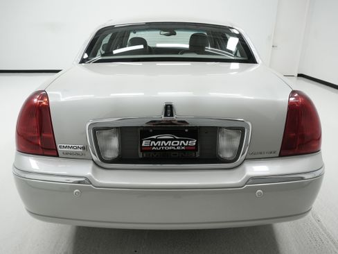 Used 2005 Lincoln Town Car Signature Limited image 4