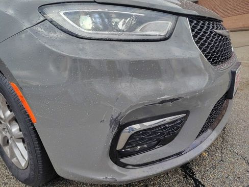 Used 2022 Chrysler Pacifica Touring-L image 13