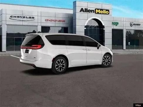 New 2026 Chrysler Pacifica Select image 8