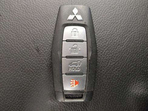 Used 2023 Mitsubishi Outlander SE image 32