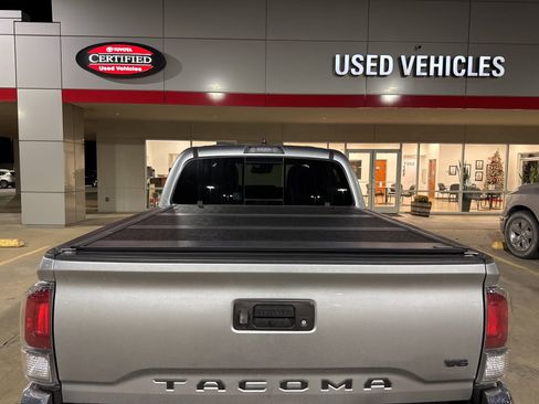 Used 2022 Toyota Tacoma TRD Off-Road image 6