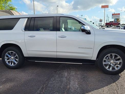 New 2025 Chevrolet Suburban Premier image 9