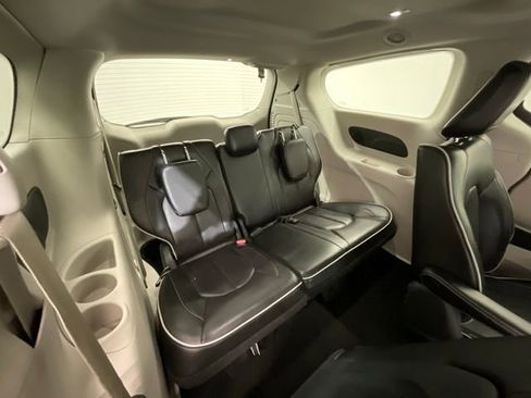 Used 2023 Chrysler Pacifica Limited FWD image 25
