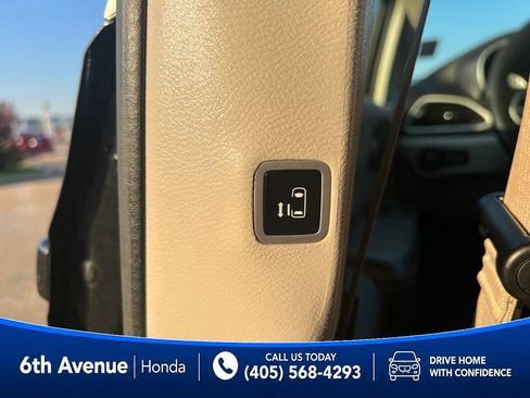 Used 2023 Chrysler Pacifica Touring-L FWD image 25