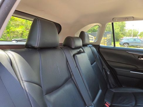Used 2019 Toyota RAV4 XLE w/ Convenience Package FWD image 18