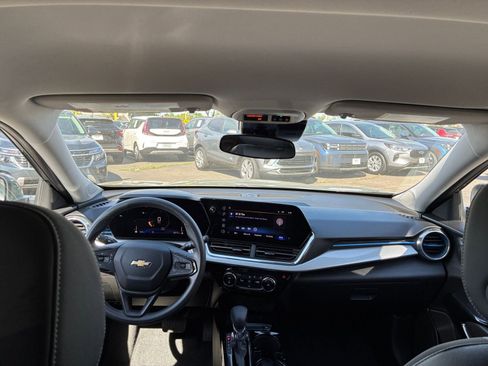 Used 2025 Chevrolet Trax LT image 32