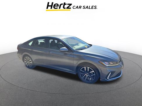 Used 2025 Volkswagen Jetta SE image 1