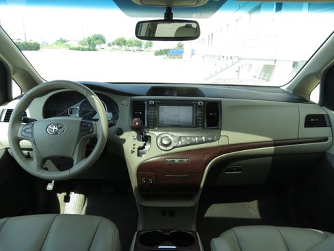Used 2011 Toyota Sienna XLE w/ XLE Navigation Pkg FWD image 11