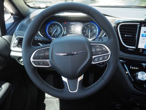 New 2025 Chrysler Pacifica Select w/ Uconnect Theater Family Group image 28