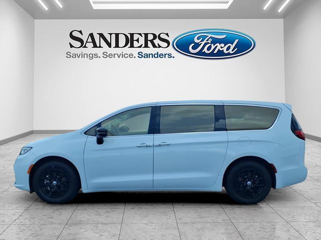 Used 2024 Chrysler Pacifica Touring-L FWD image 5