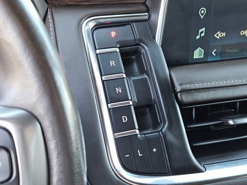 Used 2022 Chevrolet Suburban LT w/ Luxury Package image 16