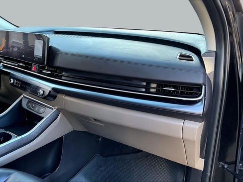 Used 2025 Kia Carnival FWD image 18