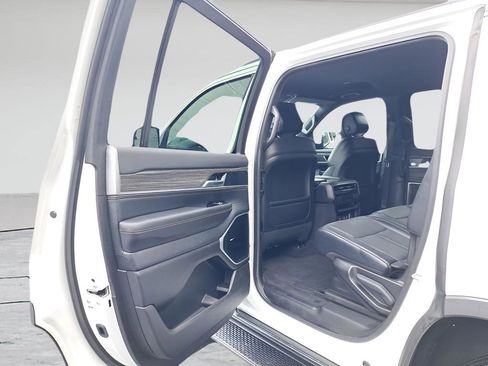 Used 2022 Jeep Wagoneer Series III AWD/4WD image 11