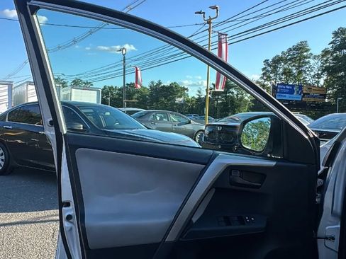 Used 2015 Toyota RAV4 LE AWD/4WD image 9