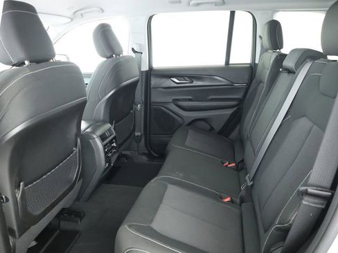 Used 2023 Jeep Grand Cherokee Laredo image 18