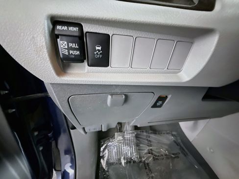 Used 2020 Toyota Sienna XLE FWD image 43