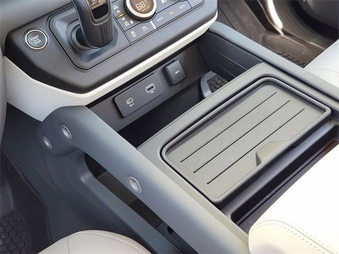 New 2024 Land Rover Defender 110 SE image 19