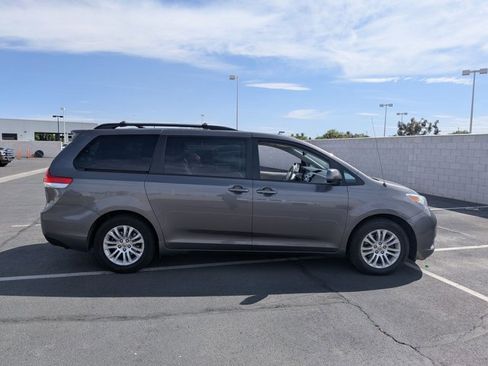 Used 2014 Toyota Sienna XLE image 4