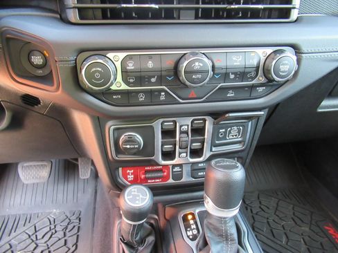 Certified 2025 Jeep Gladiator Mojave w/ Convenience Group AWD/4WD image 27