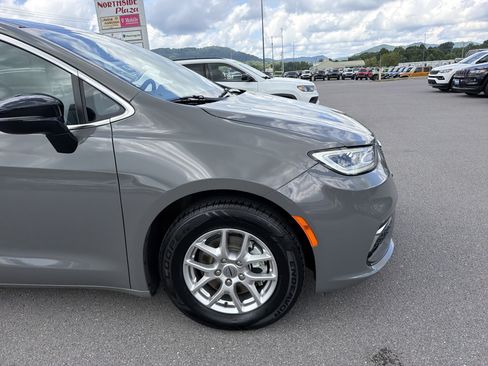 Used 2025 Chrysler Pacifica Select FWD image 4