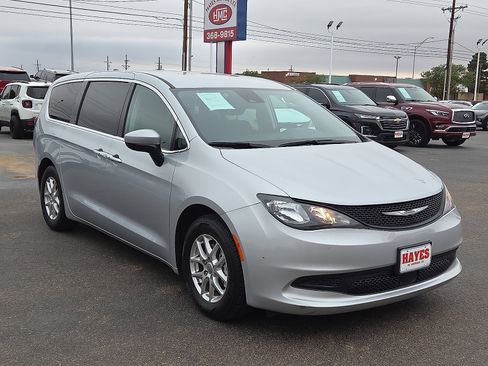 Used 2023 Chrysler Voyager LX FWD image 5