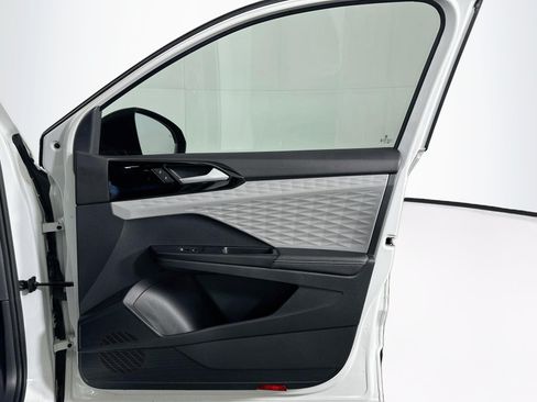 Used 2024 Volkswagen Taos S FWD image 31