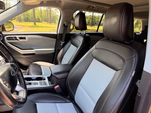 Used 2022 Ford Explorer XLT w/ Equipment Group 202A RWD image 12