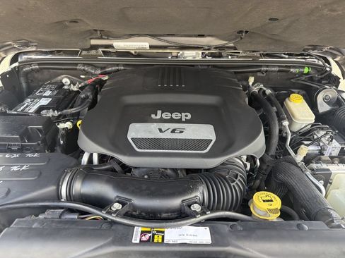 Used 2016 Jeep Wrangler Unlimited Sahara w/ Connectivity Group AWD/4WD image 33