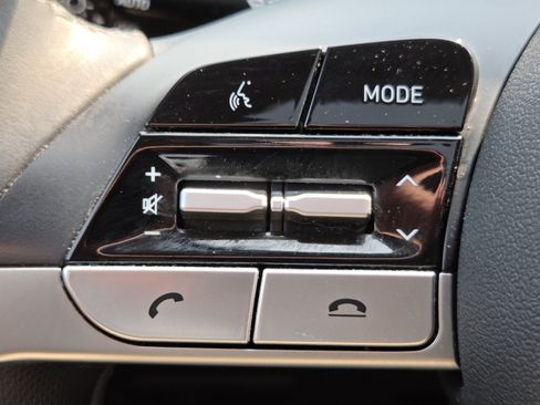 Used 2022 Hyundai Elantra Limited FWD image 15