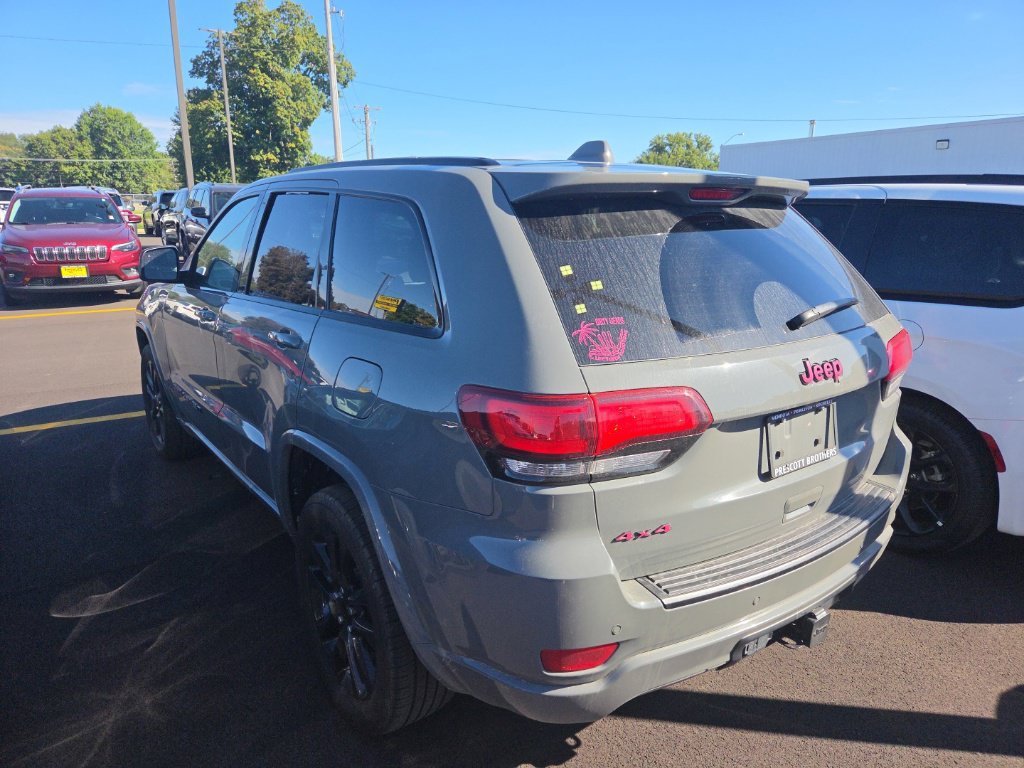 Used 2022 Jeep Grand Cherokee Laredo X AWD/4WD image 2