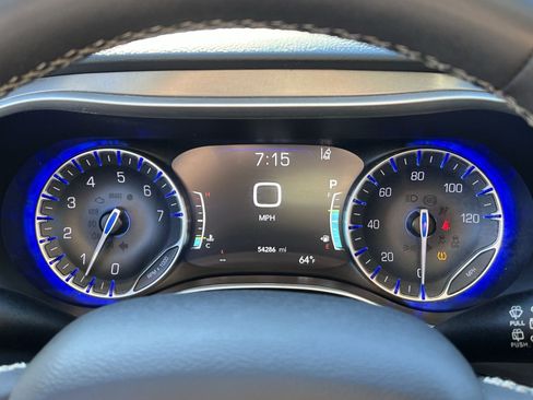 Used 2024 Chrysler Pacifica Touring-L FWD image 17