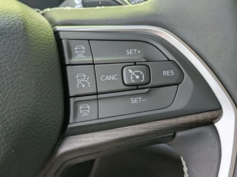 Used 2023 Jeep Grand Cherokee L Limited AWD/4WD image 16