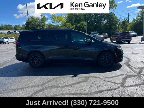 Used 2021 Chrysler Pacifica Touring-L w/ S Appearance Package FWD image 4