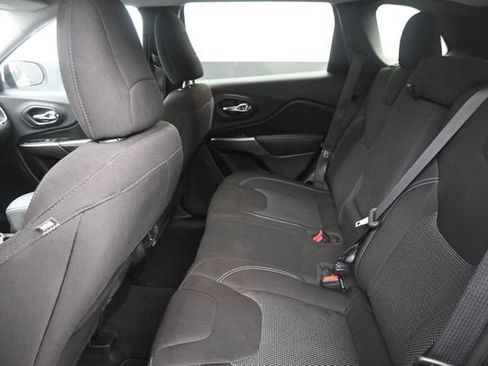 Used 2020 Jeep Cherokee Latitude AWD/4WD image 18