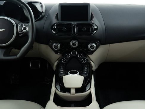 Used 2023 Aston Martin V8 Vantage Coupe image 21