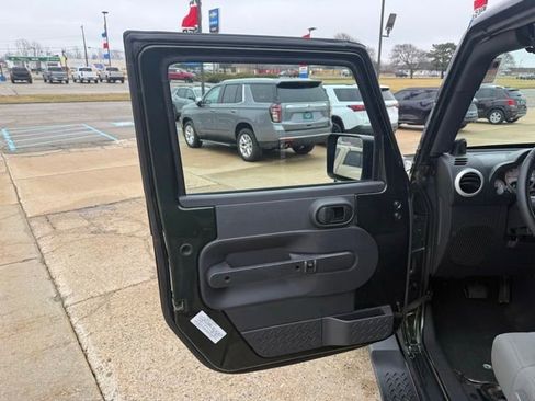 Used 2010 Jeep Wrangler Unlimited Sahara image 13