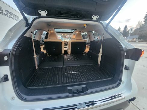 Used 2024 Toyota Highlander Platinum image 19