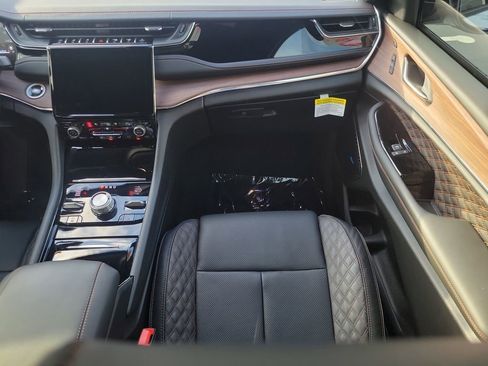 Used 2025 Jeep Grand Cherokee Summit w/ Obsidian Package image 14