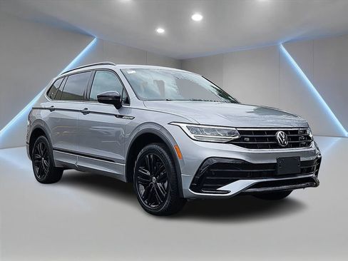 Certified 2022 Volkswagen Tiguan SE R-Line image 3