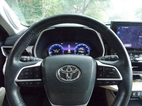 Used 2023 Toyota Highlander Limited FWD image 28